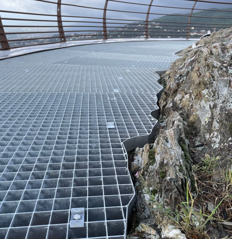 Caillebotis pressé avec découpe sur-mesure pour épouser les parois rocheuses